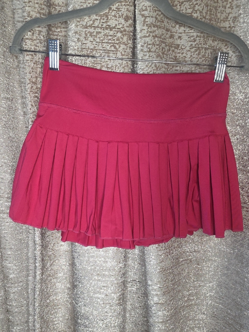 Women's Goldhinge Pleated Mini Skirt in Berry Red